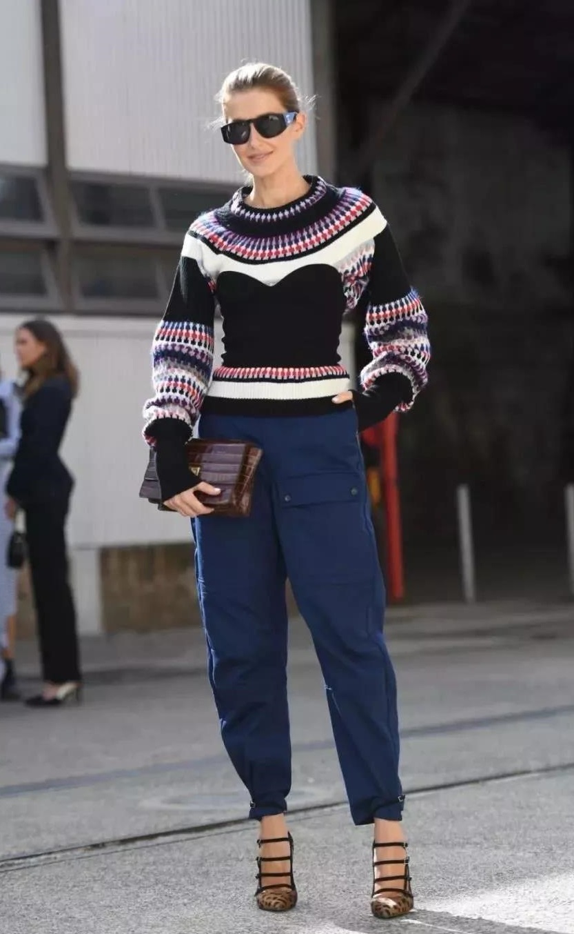 费尔岛毛衣特别适合英伦风的搭配,毛衣这样穿再普通的毛衣也时髦