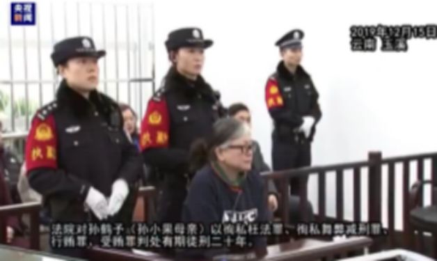 上海一男子持刀砍人，民警开枪击伤并送医【三分钟法治新闻全知道】