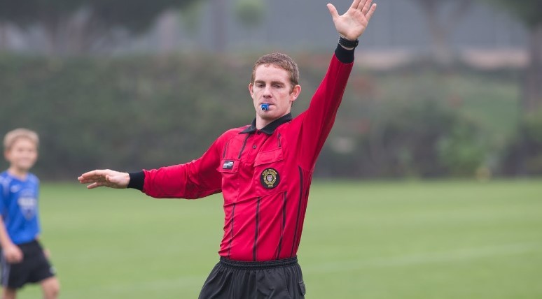 足球裁判最基本的一招,怎样才能当足球裁判