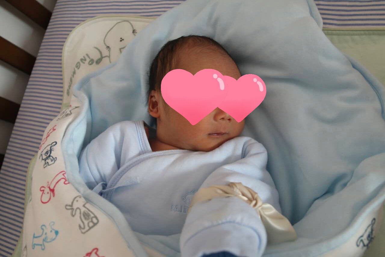 新生儿头总是偏向一侧身体平躺,新生儿头一直往左偏