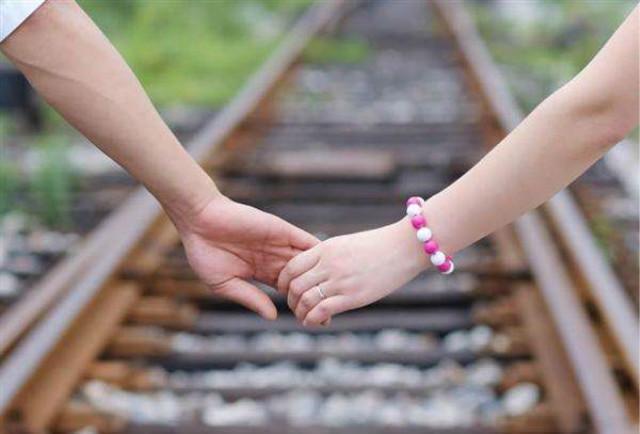 在和女友的订婚宴上我提了分手,和女友订婚前夕她向我提出分手