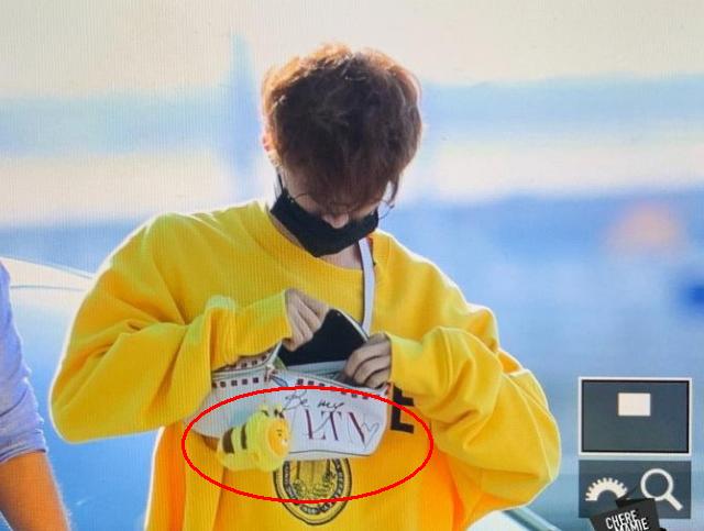 张艺兴从韩国回中国，变身新鲜“柠檬兴”，包上的“胖蜜蜂”抢镜