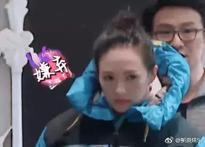 霍启刚背购物袋,霍启刚机场手捧郭晶晶的火炬