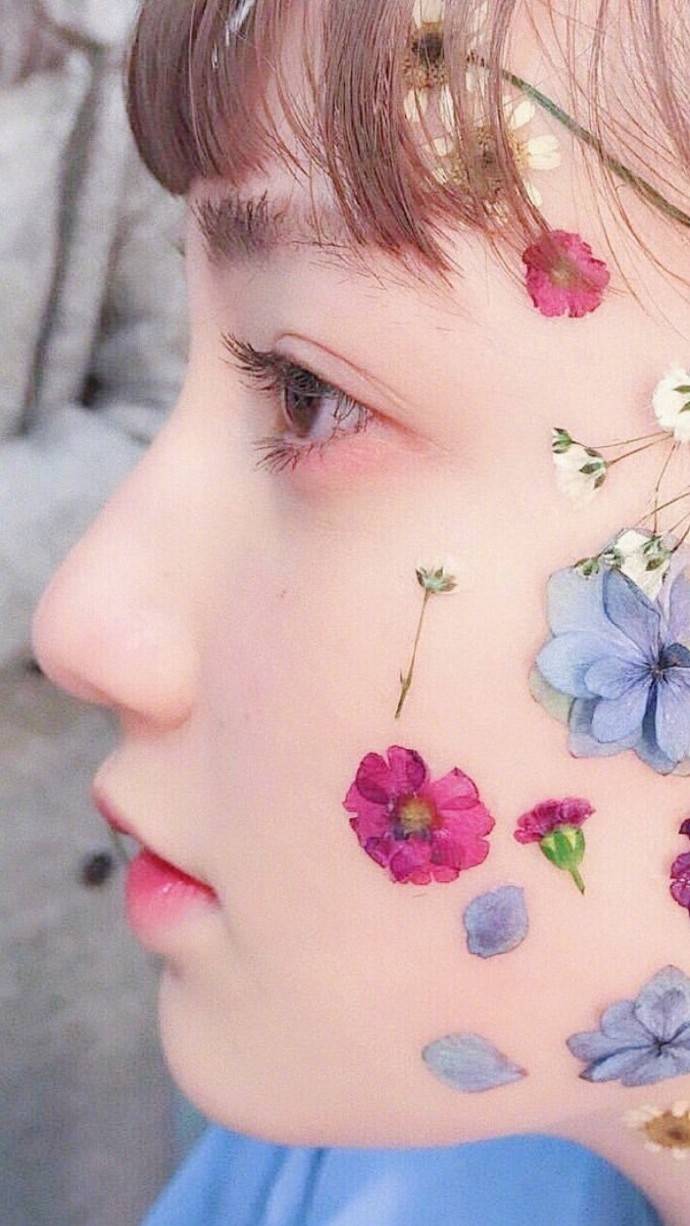 蹲守新晋小花何皎皎家门口的狗仔，拍到了劲爆的视频