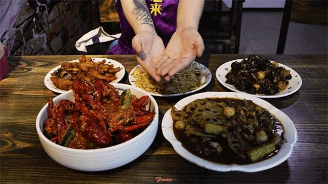 蒜蓉小龙虾肉质q弹吮指美味,充满味蕾的蒜香小龙虾