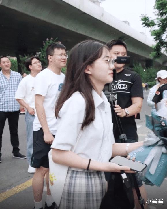 清纯女孩高考送花给男孩,女孩送花给高考男生为啥火了