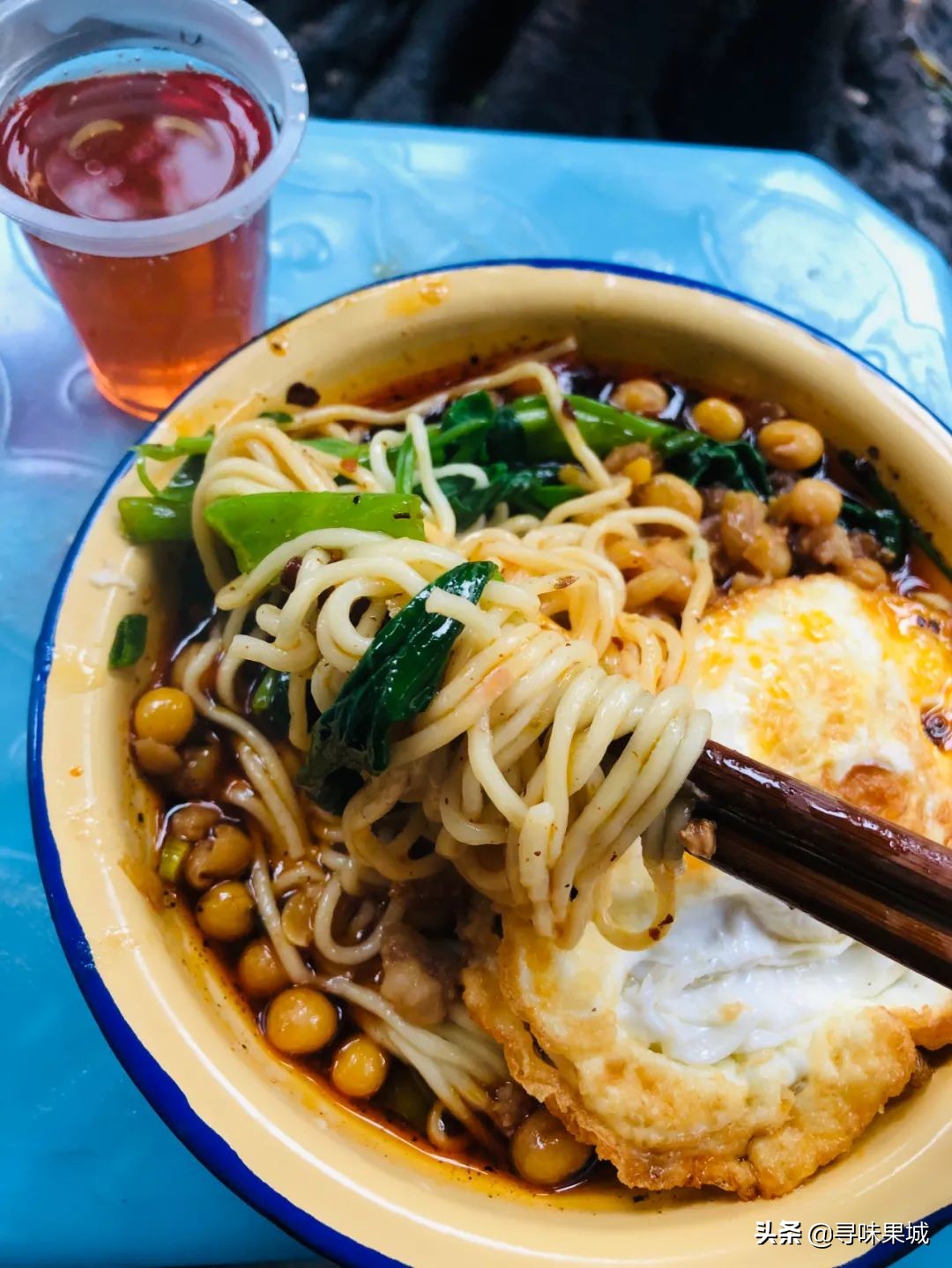 肖战重庆板凳面,肖战现身重庆一面馆吃豌杂面