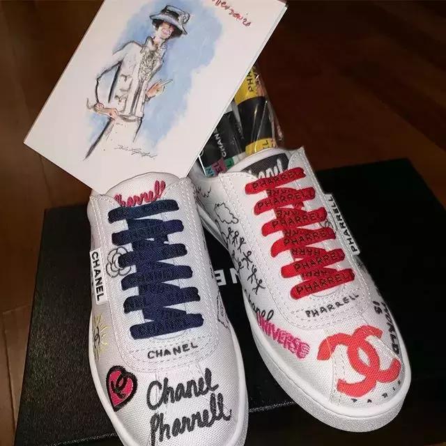 天气回暖怎么穿?裙子+运动鞋是时尚人群中热度最高的搭配法则