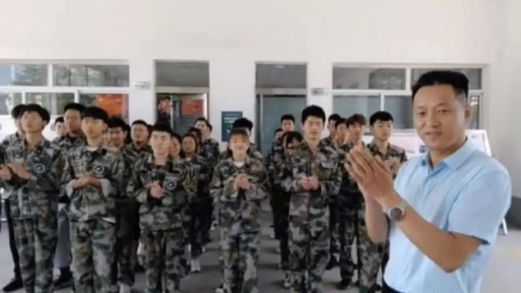 高手在民间11|闫学晶脚下的台球，竟被小伙悄悄“偷梁换柱”