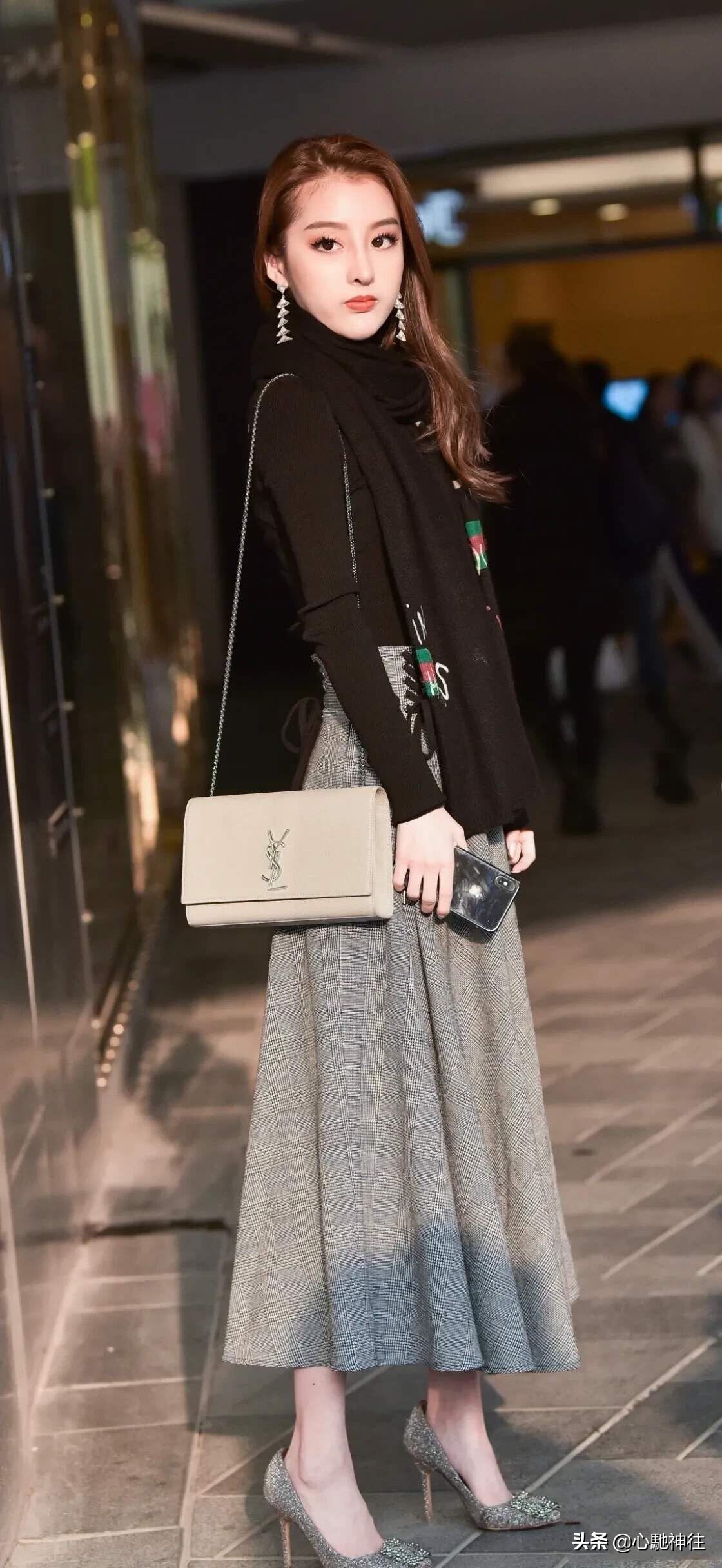 小姐姐颜值高更会穿！黑色高领毛衣搭灰色格纹半身裙，尽显文艺范
