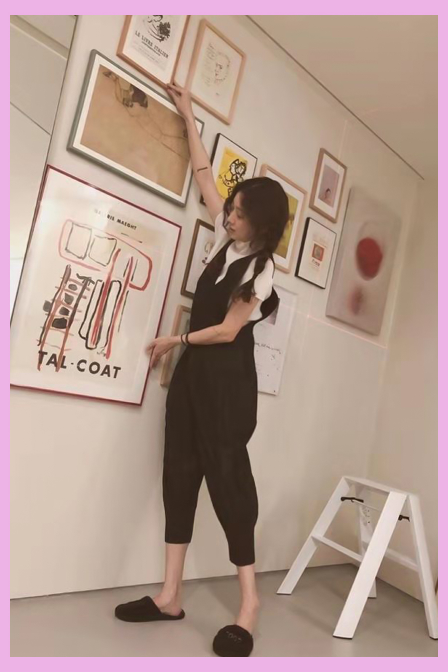 郑丽媛夏日穿搭，被小卷毛圈粉，这样的韩国小姐姐请给我一沓