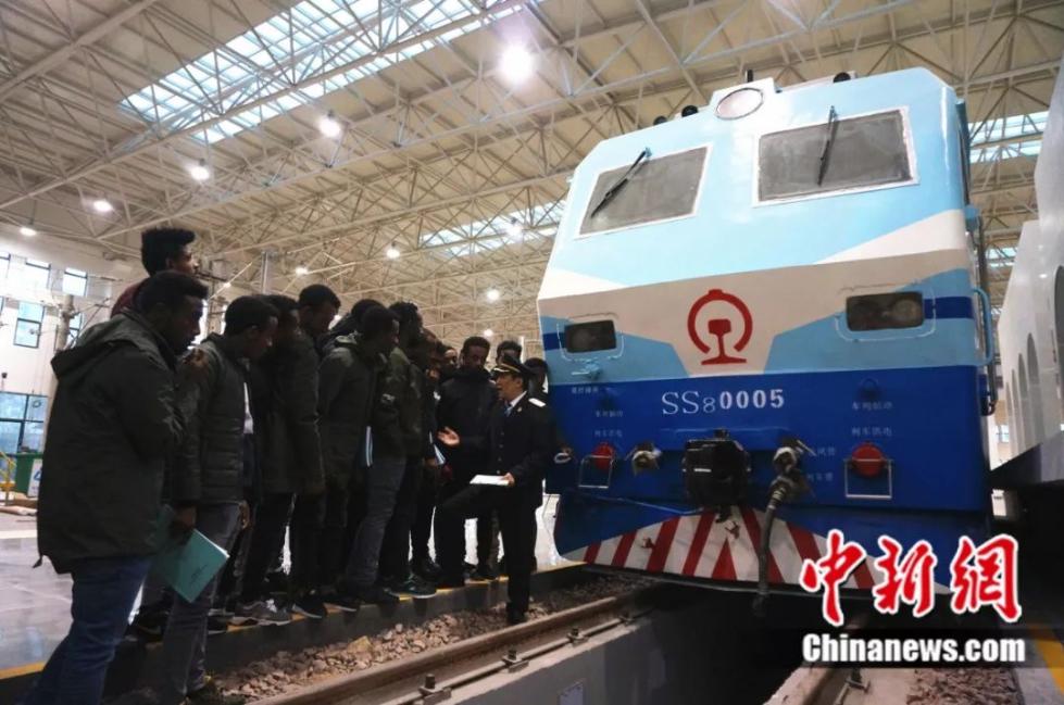 这群非洲小伙分别叫刘备张飞周瑜诸葛亮,哈哈哈哈