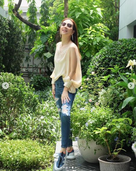 泰国华裔富婆惊艳亮相足球场！无袖衬衫秀性感，运动员害羞地低头