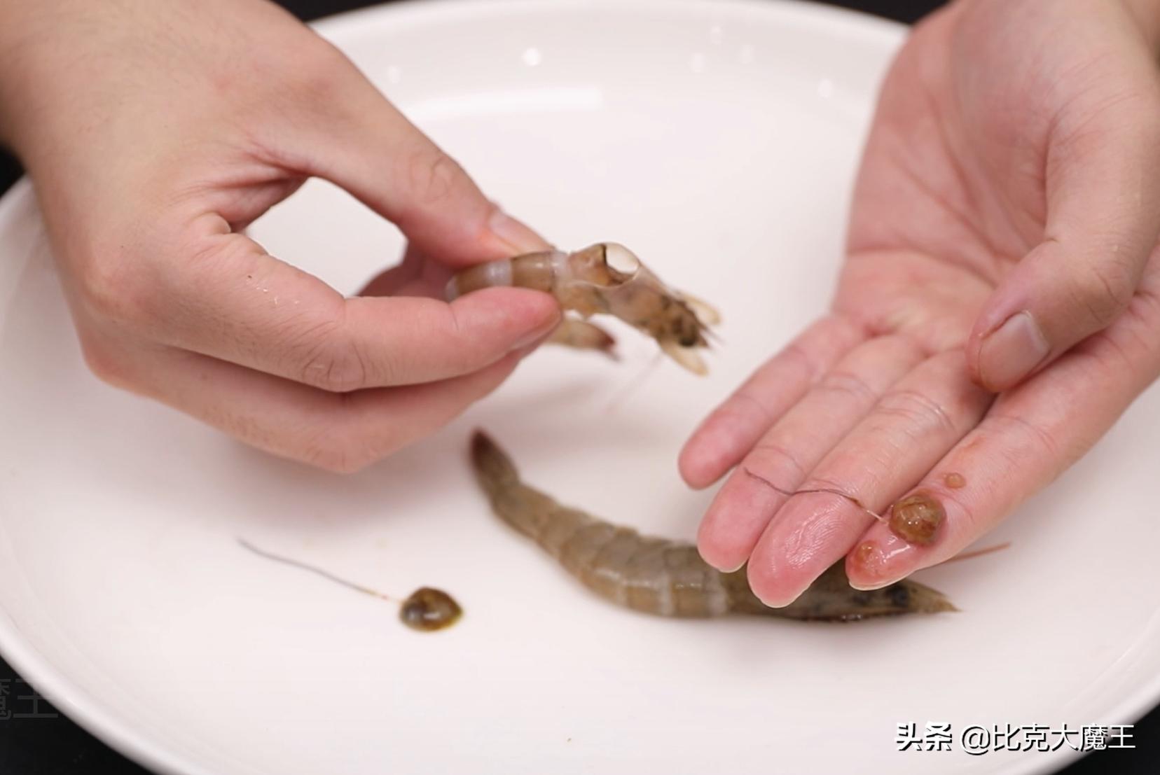 吸管挑虾线去虾头,去虾线别把虾掰断了