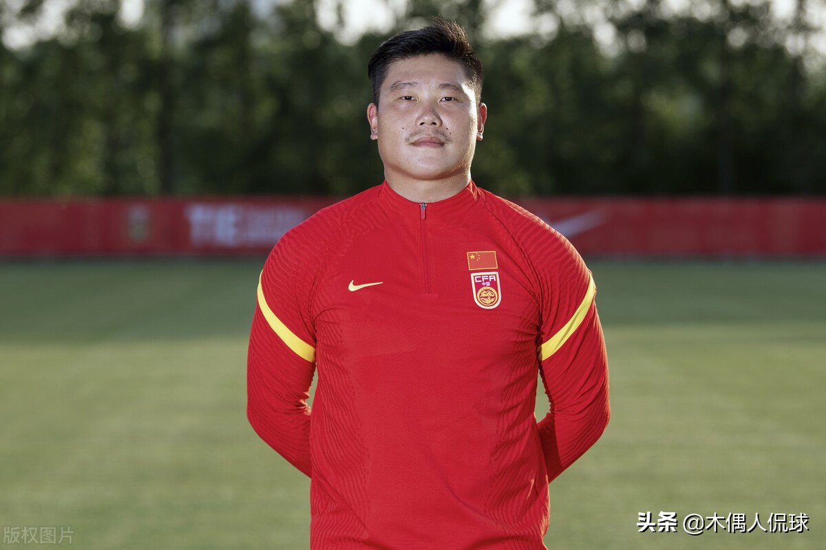 李铁续约，国足12强赛阵容大换血？5归化唱主角，89黄金一代淡出