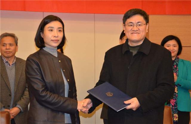 22岁守寡的申通创始人陈小英,快递女王陈小英雨伞