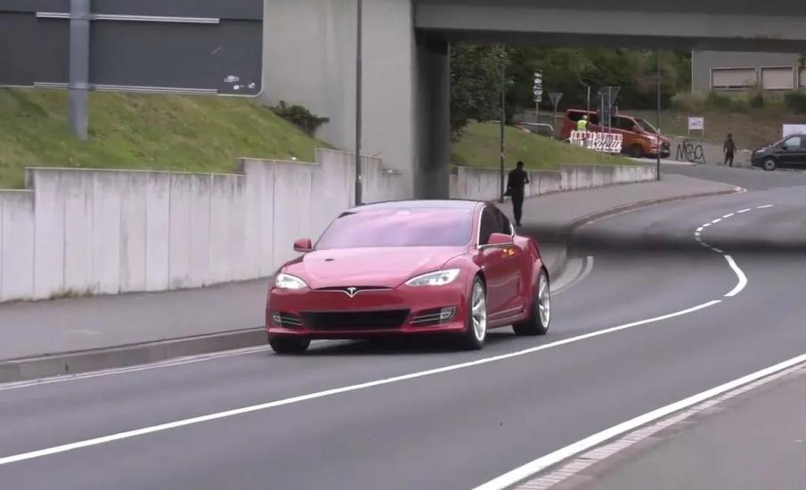 卖车不挣钱全靠副业,特斯拉销售靠什么挣钱