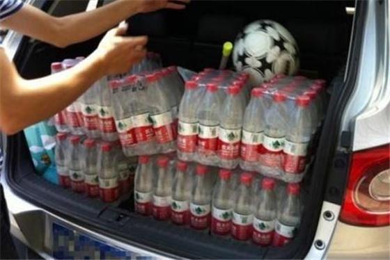 后备箱矿泉水瓶全是水,后备箱有矿泉水的重要性