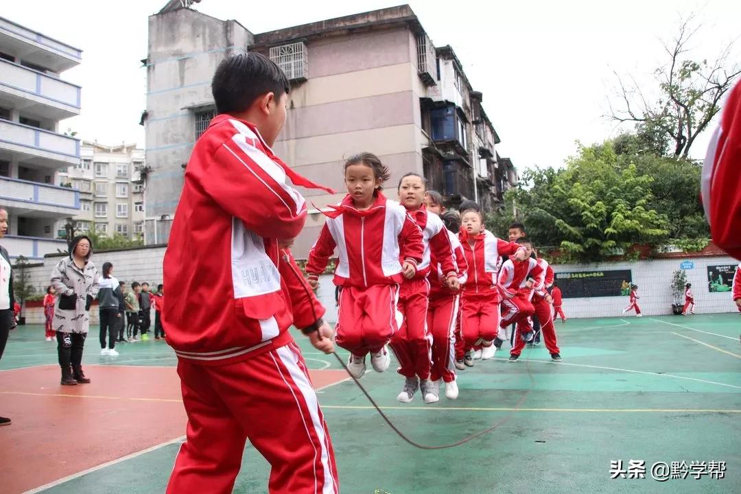 课间做广播体操,在教室做的广播体操