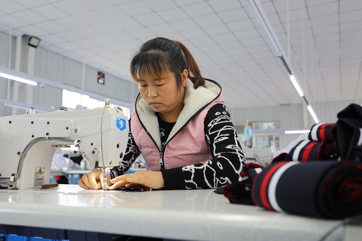 陕西杨陵：一台缝纫机奏响致富曲