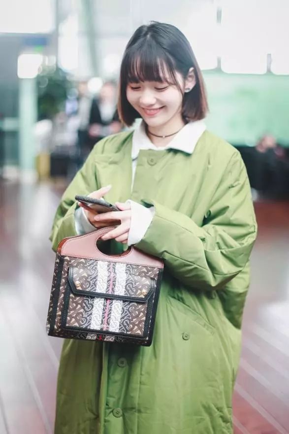 段奥娟蓝色羽绒服,段奥娟蓝色衣服