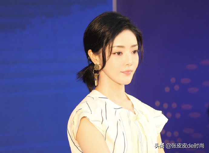 小姨妈邓家佳今年几岁了,小姨妈邓家佳晒照秀窈窕身材