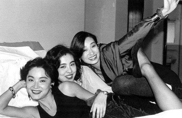 因“重男轻女”而自杀，拍全裸写真的“鬼后”王小凤：为何抑郁？