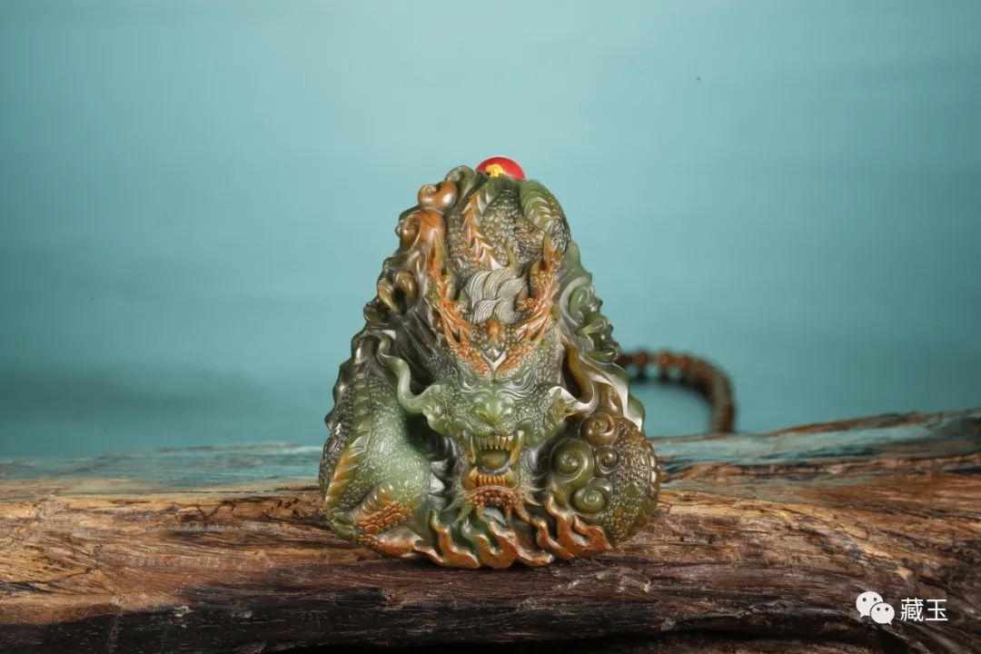 新疆和田玉籽料三色玉龙题材吊坠,和田玉籽料三色青花籽料多少钱