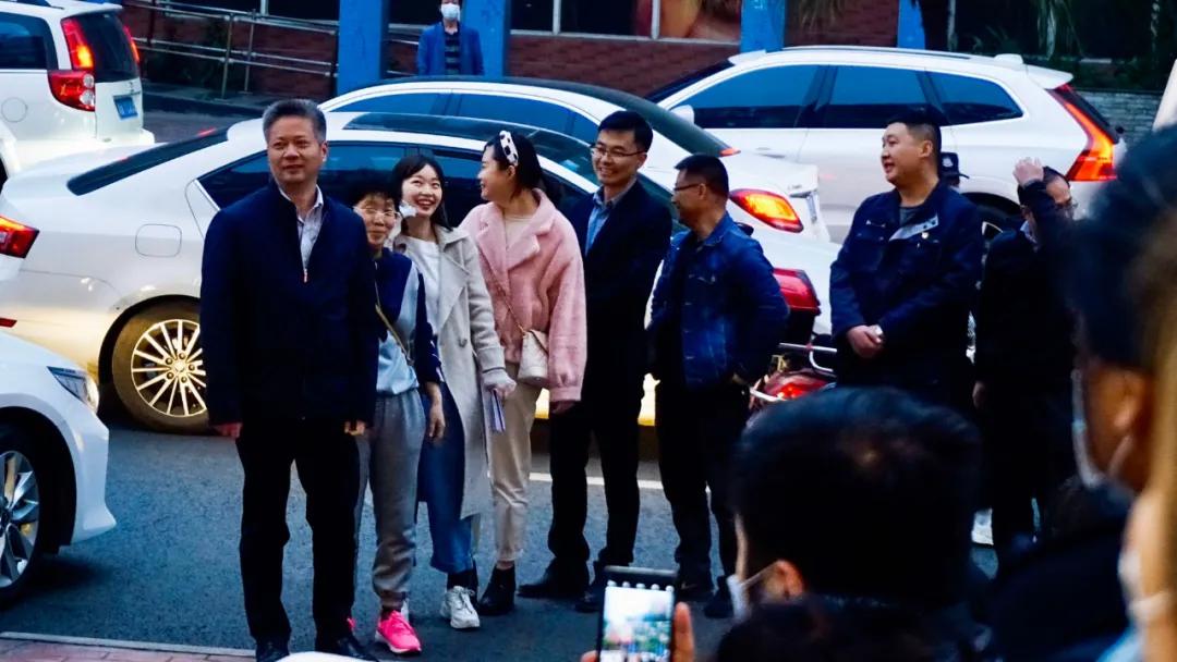 “火锅慰天使，美酒敬英雄”，吴铭怀旧火锅欢迎英雄回家！