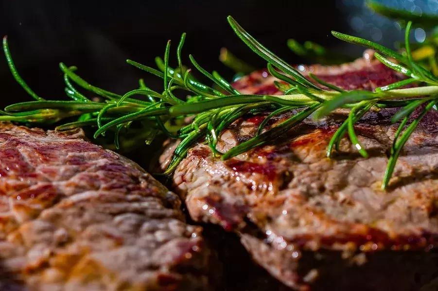 在德国吃小猪头,在德国吃香肠