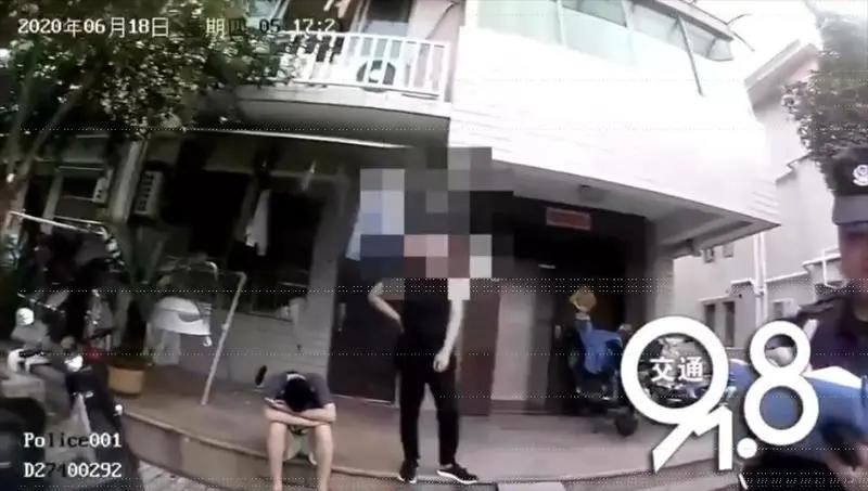 男子报警踢派出所门,男子踹开派出所的门