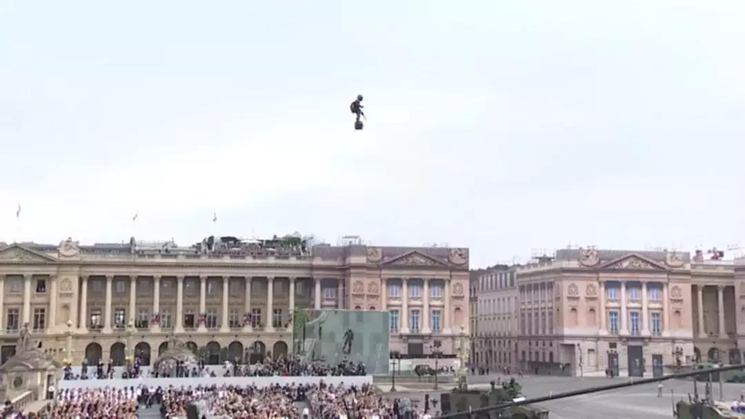 让小李子、迪拜土豪疯狂迷恋的法国钢铁侠，踩滑板飞越英吉利海峡