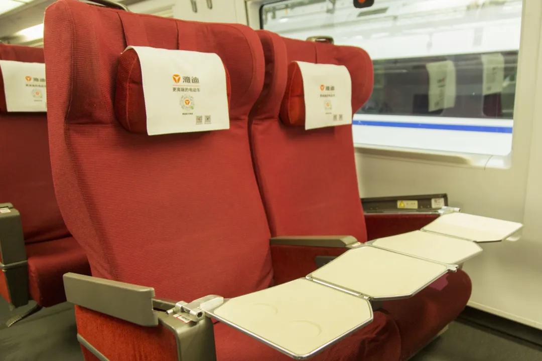 动车上有小桌板吗,动车上的小桌板怎么弄