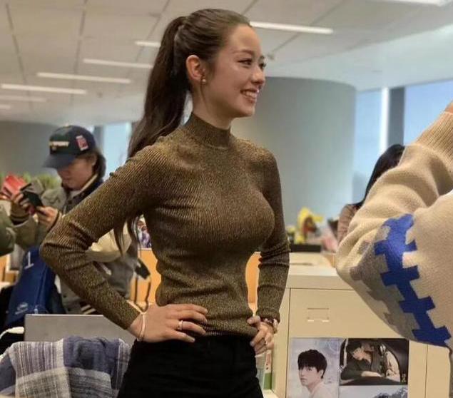 杨天真回应穿吊带裙被骂,杨天真晒旧照她真的特别自信