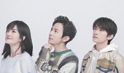 谢娜易烊千玺何炅一起的合影,何炅谢娜易烊千玺同台拥抱贴脸