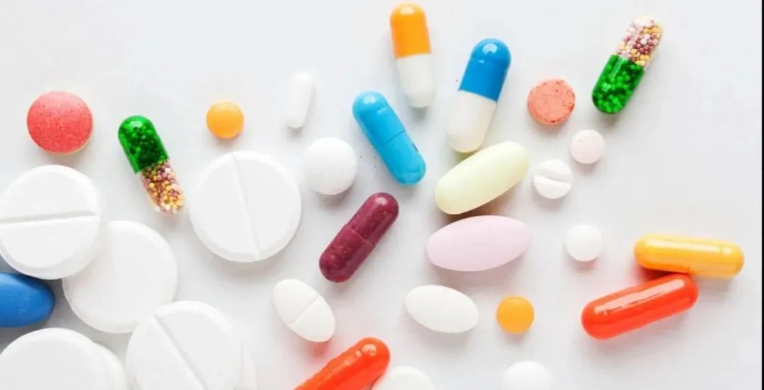 荒唐！女生为“讨好”男友服药丰胸，出现不良反应！| 微博报