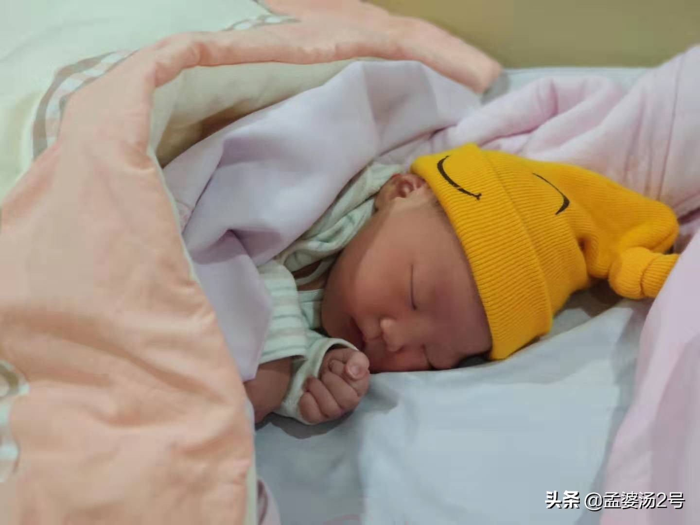 新生儿月子里每日表现,月子里婴儿的奇怪行为