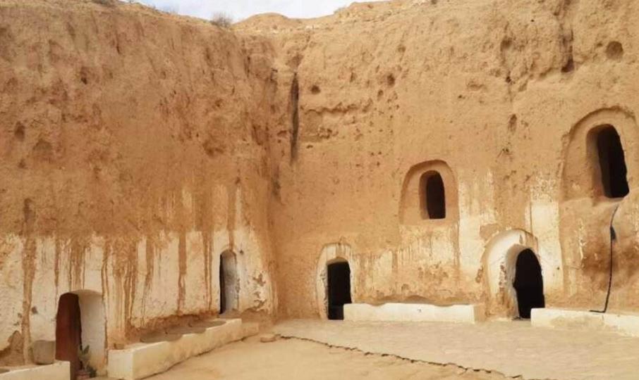 非洲这座旧城，建筑全是最原始的土黄色小薄砖，城里见不到商贩？