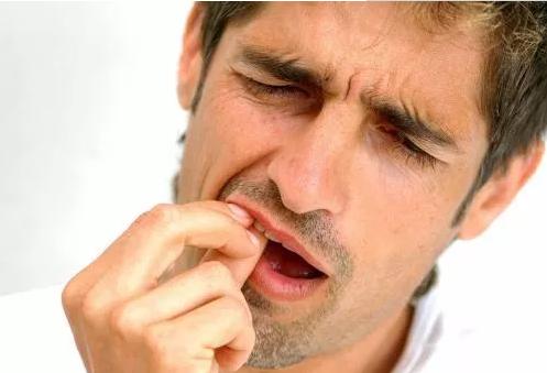 五十左右牙齿松动掉落说明啥,梦见牙齿松动掉落是怎么回事啊