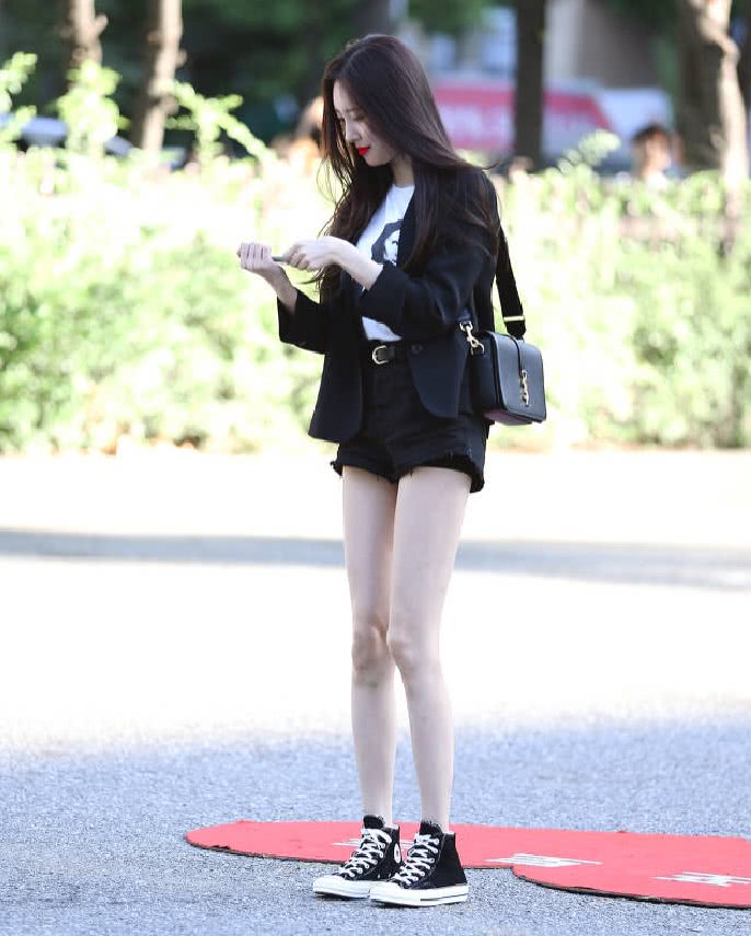 匡威板鞋搭配热裤,光腿神器匡威穿搭