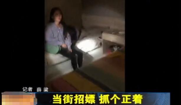 2名男子街头蹲点,屋内少女“辛勤”作业,殊不知已被警方瞄准!