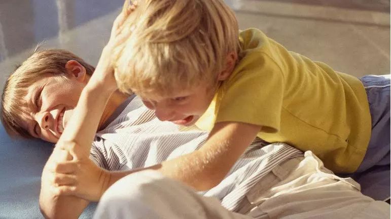 奶奶高情商对待孩子打人,孩子脾气暴躁爱打人怎么正确引导