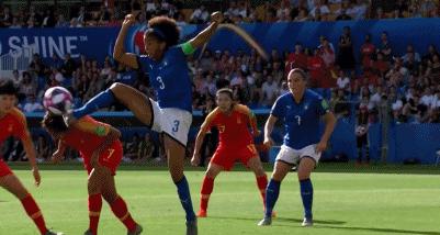 王霜被韩国人踢原视频,王霜被韩国女足踢倒慢动作