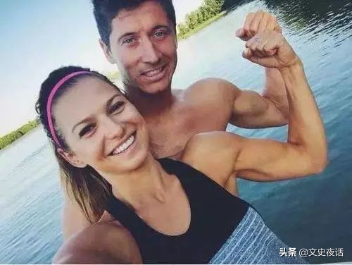 足坛最佳两对情侣,足坛十大模范夫妻