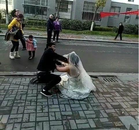 大喜之日，新娘和新郎看到这东西竟然打了起来，到底为什么呢？