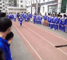 搞笑GIF开心一刻:姑娘你晚上睡觉,你要小心你家这只猫