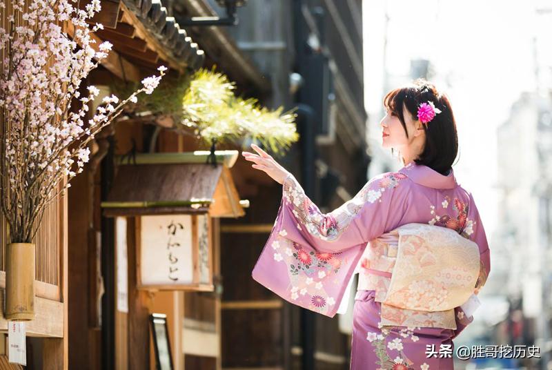 日本和服后面有一个小包包,日本和服背后的小枕包