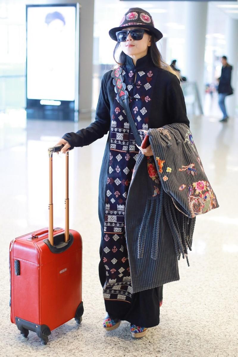 杨丽萍跳广场舞的裙子,杨丽萍穿白色长裙