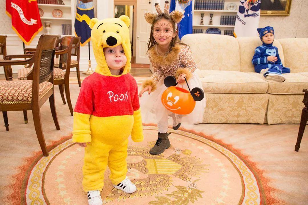 伊万卡家中为小儿子庆生，儿子穿维尼熊卡通装太可爱，颜值像妈妈
