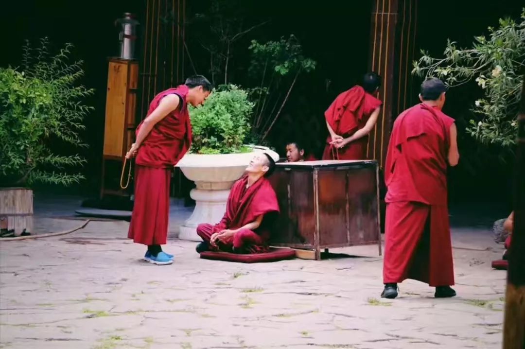 大昭寺刷金佛全过程,大昭寺可以给佛像涂金吗